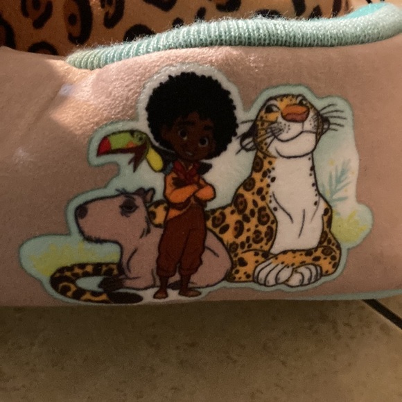 Disney Encanto plush slippers - Picture 5 of 12